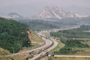 国道7号線と並んで北朝鮮に伸びる東海北部線の線路