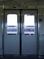 扉（右側に開閉用ボタンが設置されている）