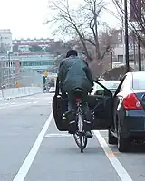 ドアが突然開いて衝突