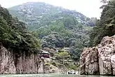 遊覧船より見える瀞ホテル