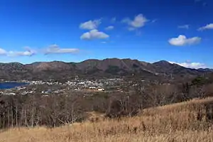 南側のパノラマ台(山梨県山中湖村)から望む道志山塊、左から大平山の東側にある芙蓉台、石割山、最高峰の御正体山、左端中央に山中湖(右奥)、2014年12月6日撮影