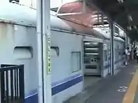 廃車体を利用した休憩室(同志社前駅、2005年に撤去)