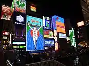 道頓堀川左岸、戎橋付近の夜景。中央やや左が5代目グリコネオン
