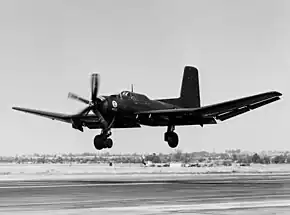 飛行するXTB2D-1 36933号機(1945年撮影)