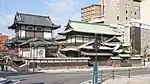 南棟（左）と又新殿・霊の湯棟（右の銅板葺の建物）。又新殿・霊の湯棟の前には御成門と袖塀がある。