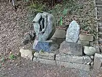 道祖神石碑と女陰石