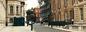西からの写真。左端の建物が外務・英連邦省。赤い建物(12番地)、黒い建物(11番地)、隣の建物(10番地)と続き、右端の建物は内閣府