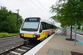 ブルーラインの駅に停車する電車