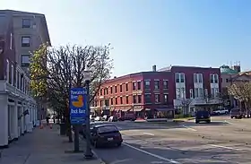 ウェスタリー中心街のディクソン・ハウス広場
