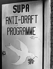 1967年8月、カナダ・トロントのスパディナアベニュー(en:Spadina Avenue)にあった平和行動学生連合(Student Union for Peace Action，SUPA)の徴兵反対プログラムの事務所のドア。