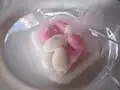 贈り物としてラッピングされたドラジェ