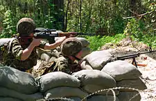 SVDを構えるカザフスタン軍兵士(1996年8月16日)