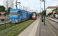 超低床電車(右)とすれ違うカーゴトラム(左)(2014年撮影)