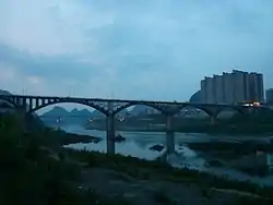 紅水河に架かる大化一橋(手前)と大化二橋(奥)の夜景