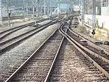三線軌条の分岐器(小田急電鉄・箱根登山鉄道〈現:小田急箱根〉 小田原駅、片方だけ三線で分岐、2006年廃止)