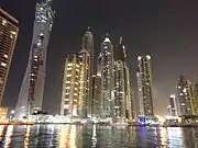 夜のドバイマリーナ。上部が白く輝く中央のビルがザ・トーチ。