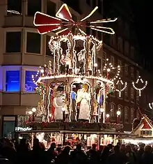 デュッセルドルフのクリスマスマーケットの出し物の一つであるクリスマスピラミッド。