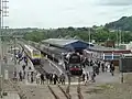 カーマーゼン駅（en）に停車するデューク・オブ・グロスター号。熱狂的な鉄道ファンが集まった。（2007年5月26日）