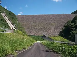 下流から秋空をダムに見た本体