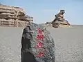 「金の獅子がお客さんを歓迎」