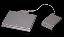 PowerBook Duoに接続したDuo MicroDockとフロッピーディスクドライブ