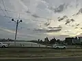 橋上。かたつむりの角のような照明が用いられている。