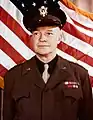 通常の将校制帽を被るドワイト・D・アイゼンハワー大将（1943年）