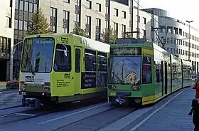 右：オーバーハウゼン市電の電車左：ミュールハイム市電の電車（2002年撮影）