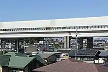 第二東名としては中京地区が最も早い開通を見たが、東京 - 名古屋 - 神戸間の国土軸を形成するのはしばらく後のことで、当面は当該地区のネットワーク構築が優先されることから路線名も伊勢湾岸自動車道を称した。画像左 : 第二東名として最初の開通区間である名古屋南IC - 東海IC間（東海市名和町）。画像右 : 第二東名として先行開通した豊田東JCT以西の区間を刈谷ハイウェイオアシスから望む。画像奥の名港トリトンの主塔が垣間見えるところが第二東海自動車道の終点の名古屋港方面。