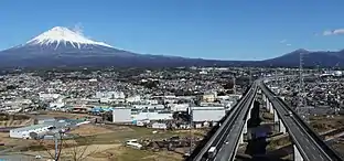 新富士高架橋。市街地を横断することから、近隣の日照に配慮して遮音壁は透明板を採用。富士山の眺望性も考慮している。