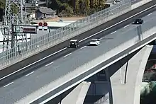 新富士高架橋。市街地を横断することから、近隣の日照に配慮して遮音壁は透明板を採用。富士山の眺望性も考慮している。