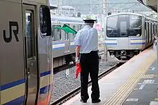 逗子駅で行われる連結・切り離し作業（2020年7月）
