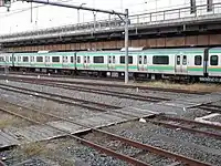 転用改造中の車両（左から、209系、205系）、右側：機器更新終了の車両（E231系）