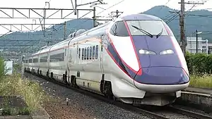 主力車両のE3系2000番台（2015年9月 赤湯駅）