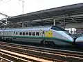 ピカチュウをはじめとするポケモンのラッピングを施した山形新幹線の新幹線E3系電車