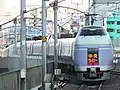 中央ライナーで運用されるE351系（2018年1月26日）