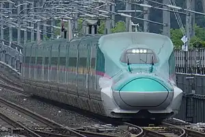 E5系で運行される「はやて」（2023年5月28日 八戸駅）