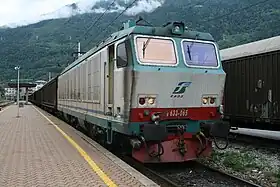 貨物列車を牽引するE633形(ティラーノ駅)