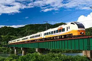 羽越本線を走行するE653系1000番台による特急「いなほ」(2022年7月9日 間島駅 - 村上駅間)
