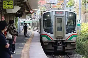 東北福祉大前駅に到着するE721系0番台(2022年11月3日)