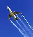 煙による翼端渦の可視化例。ロッキード L-1011の翼端から煙を放出している