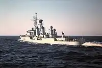 後部から見た防空型改修後の「デュ・シャイラ」艦体後部にMk.13 ミサイル発射機と、2基のAN/SPG-51 射撃管制レーダー、後部煙突直前に新設されたトラス状マスト上端部にAN/SPS-39 3次元レーダーを装備している。
