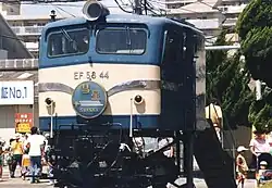 42号機(番号は44号機表示)の前頭部(1999年鷹取工場イベントにて。前灯は取り外されているが、ハウジング周辺に2灯式のシールドビーム化改修を施された跡が残っている)