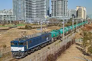高島線を走行する貨物列車(2013年12月)