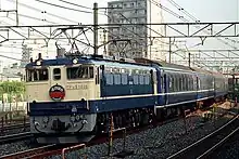 寝台特急「あけぼの」の牽引するEF65 1018（川口駅、1991年8月）