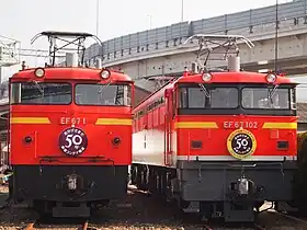 基本番台（左）と100番台（右）（2015年10月24日）
