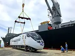 下松港で積み込まれる車両（2021年7月28日）