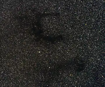 暗黒星雲Barnard 142とBarnard 143。上部に C のように見えるのが143、その南にアンダーラインのように見えるのが142。