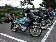 （あくまで日本専売であり、他の地域では販売されなかった小排気量化モデルの）トランザルプ400V1992年モデル（左）1994年モデル（右）