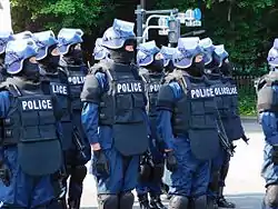 警視庁ERT。鉄帽および特殊防弾衣を着用している